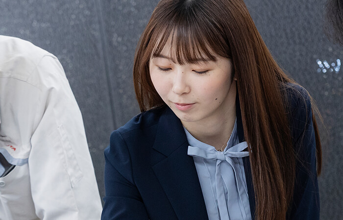 「トヨタ自動車の原点は、自分以外の「誰かのために」という想いから。グローバルな舞台で、未来に向けて挑むやりがいがあります。