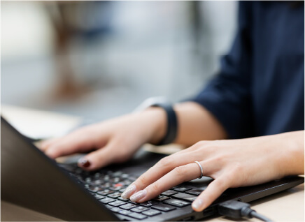 個性やライフスタイルに応じ、長期的なキャリア形成と柔軟な働き方を支援します。主体的に仕事に向き合い、自己実現できる環境が整っています。